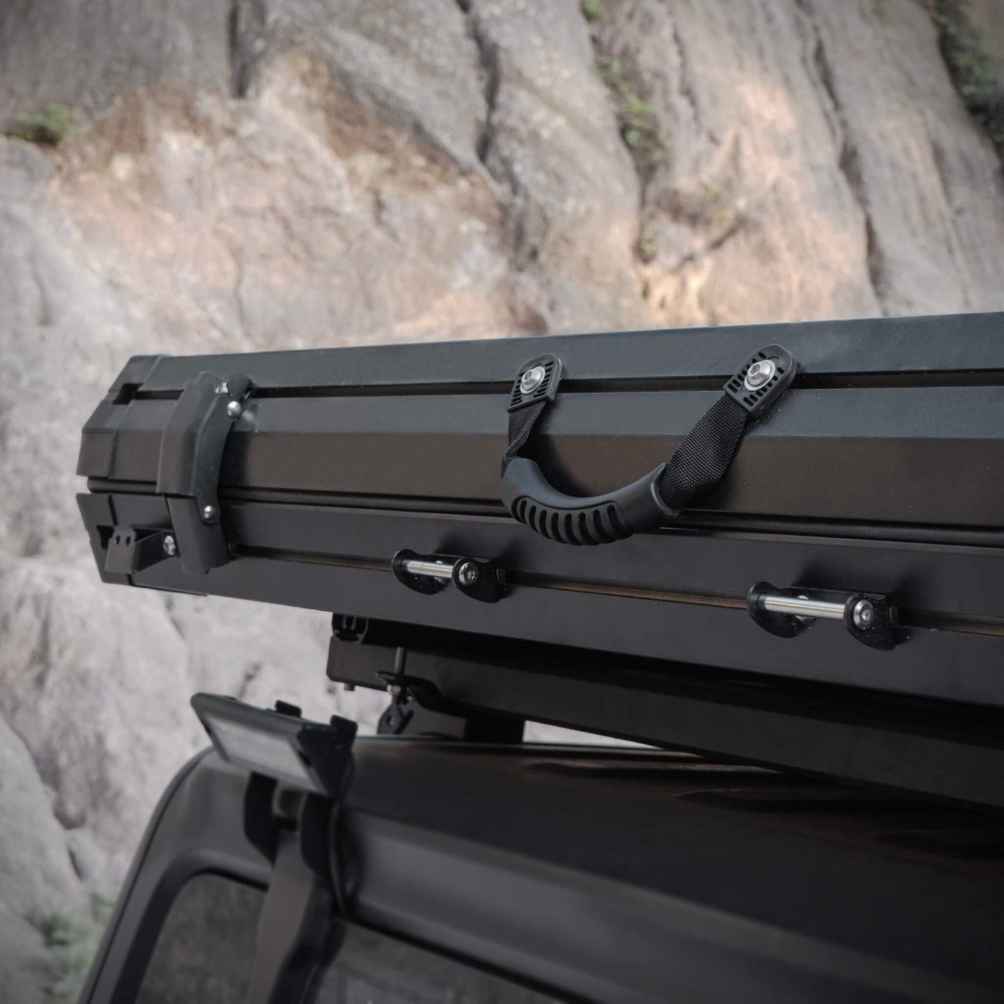 Trailora Heavy-Duty 2-3 Person Hardshell Rooftop Tent With Ladder (SAK93120)